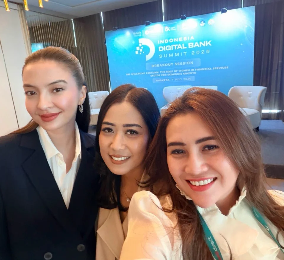 Foto:&nbsp;Ralineshah Soediro Staf Khusus Kemenkomdigi (Kiri) bersama&nbsp;Angelika Putri&nbsp;selaku Secretary
General Asosiasi Payment Gateway Indonesia (APGI) (kiri) di acara&nbsp;forum Indonesia Digital Bank Summit 2026.